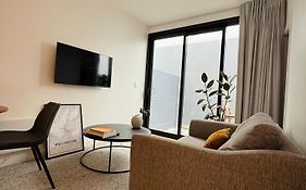 Stylish 2 Bedrooms Townhouse In Central Wellington With A Free Car Park